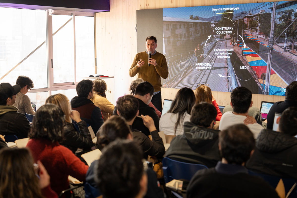 Javier Vergara, fundador y director ejecutivo de Ciudad Emergente en la primera clase de HackLab 2026.