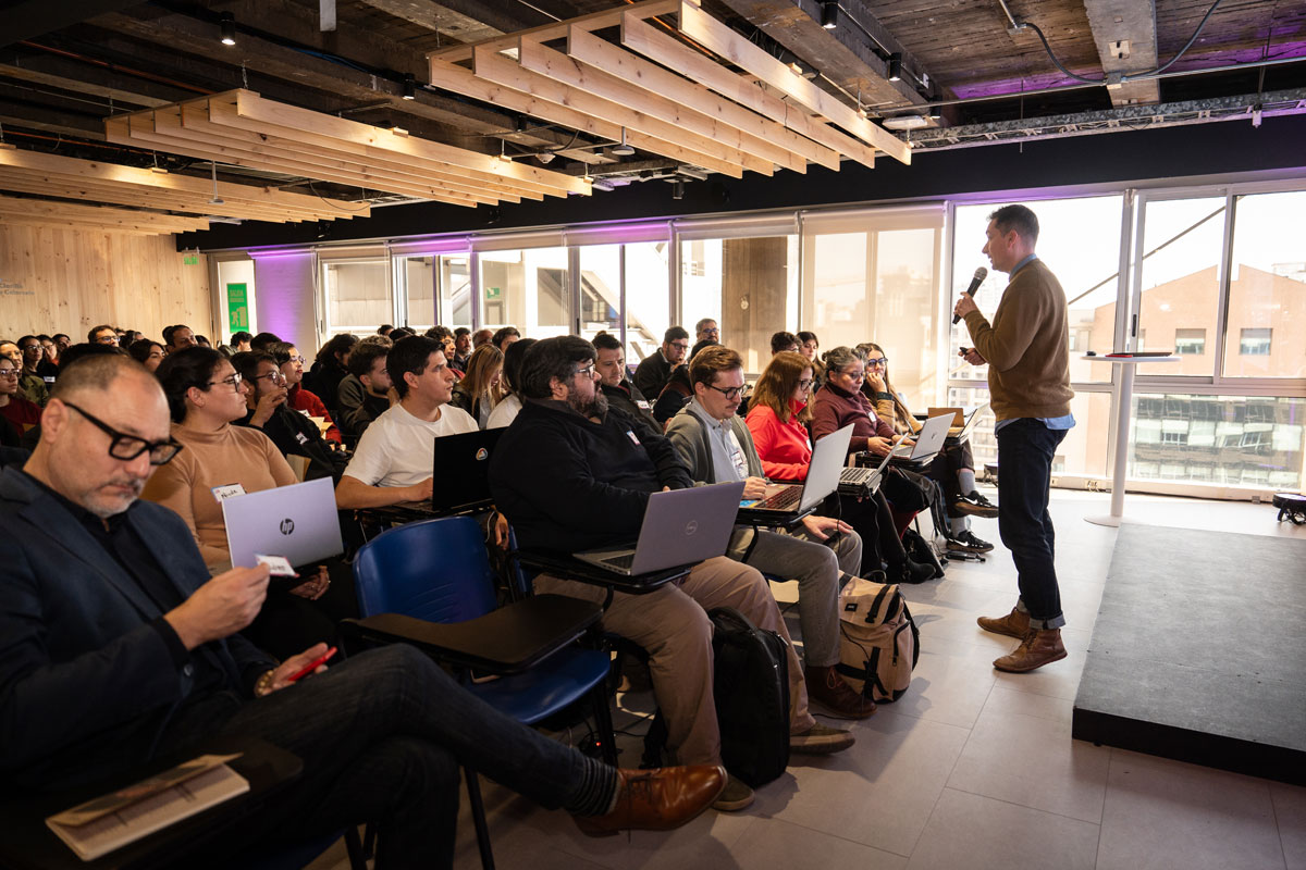 Javier Vergara, fundador y director ejecutivo de Ciudad Emergente en la primera clase de HackLab 2026.