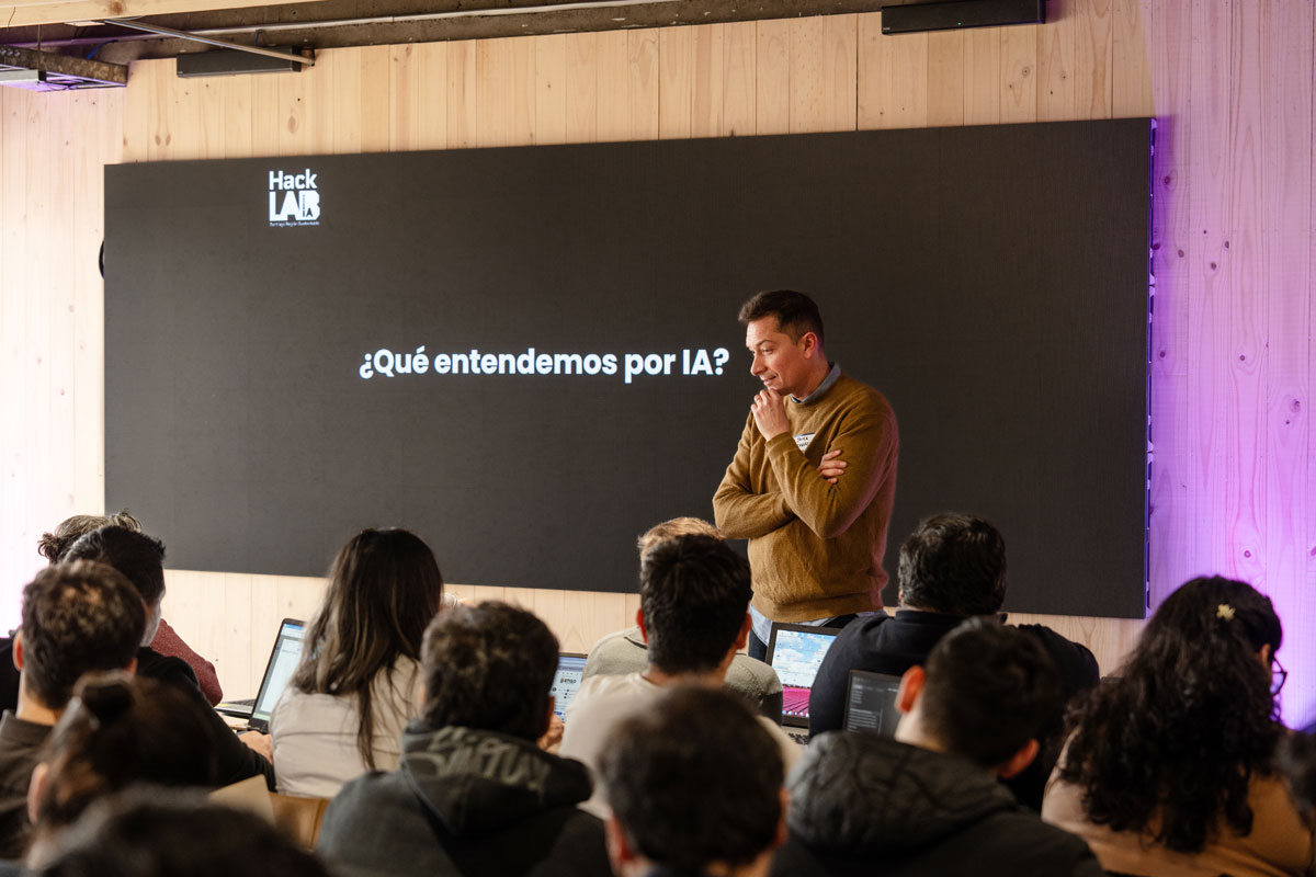 Javier Vergara, fundador y director ejecutivo de Ciudad Emergente en la primera clase de HackLab 2026.
